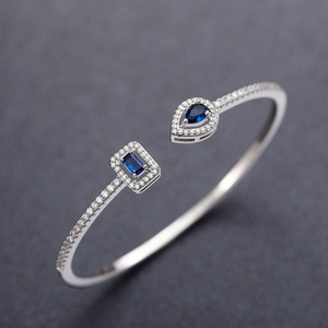 Bracelet en platine et diamants avec saphir bleu, diamants naturels taille émeraude, design minimaliste pour femme, à porter au quotidien - Product Image 1