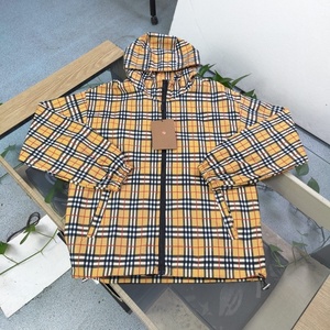 Chaqueta con capucha Burberry vintage de alta calidad, diseño a cuadros informal, extragrande, resistente al agua, transpirable y reversible. - Product Image 1