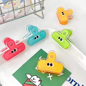 Vente en gros de pinces à papier en acrylique transparentes, simples, avec yeux de dessin animé à expressions amusantes, mignonnes, pour le bureau et la gestion de documents - Product Image 1
