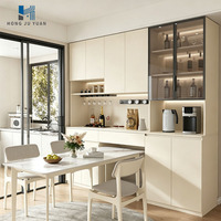 Buffet en bois sur mesure avec cave à vin intégrée, table à manger encastrée et bar à café intégré avec rangements
