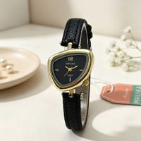 Nouvelle Montre Femme 2026 Style Triangle Irrégulier avec Bracelet en Cuir, Boîtier Doré Luxe Léger, Style Rétro Exquis