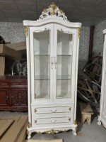 Armoire d'angle en bois massif de style européen haut de gamme pour salon avec design triangulaire et rangement - F020