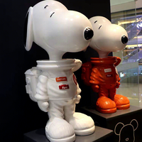 Sculpture Snoopy en fibre de verre peinte sur mesure, de la marque Xintuo, style moderne et élégant, taille réelle, objet de collection, décoration d'intérieur.