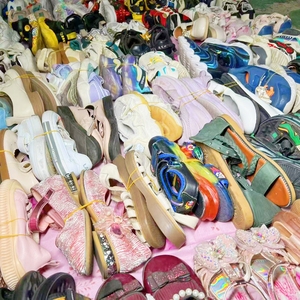 S08 Chaussures en ballots d'enfants d'occasion en gros Lot de sandales d'été abordables Chaussures d'occasion Chaussures de marque de différentes tailles Chaussures d'occasion - Product Image 2