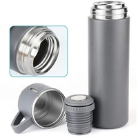 Botol Termos Vakum dengan 2 Cangkir, Botol Air Stainless Steel untuk Kopi dan Teh, Cocok untuk Perjalanan Luar Ruangan, Dapat Di-personalisasi