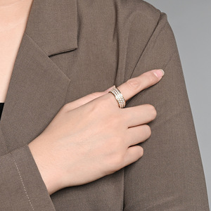 Anillo unisex de lujo de titanio y acero con diamantes, estilo nicho, sensación de alta gama, anillo para el dedo índice que no pierde el color. - Product Image 3