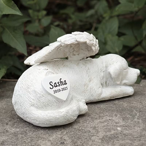 Estátua Comemorativa de Cão Anjo Branco em Resina, Feita à Mão, Textura Realista, Palavras Gravadas, Pose de Descanso Suave, Uso Interno no Natal - Product Image 1