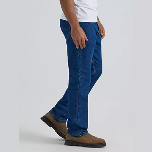 Vaqueros versátiles de corte recto para hombre, hechos de una mezcla de algodón de primera calidad para mantener su forma por mucho tiempo y para uso diario. - Product Image 3