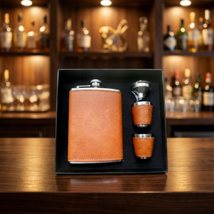 Coffret cadeau 4 en 1 avec gourde à whisky avec entonnoir, 2 verres à shot avec étui en cuir - Product Image 4