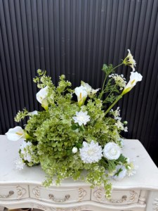 Ortensie verdi abbinate a calla e lisce artificiali bianche: la decorazione perfetta per un matrimonio. - Product Image 3