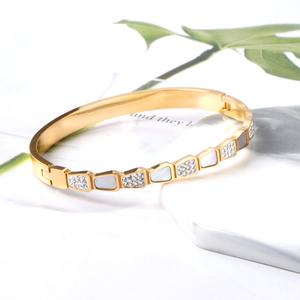 กำไลข้อมือทรงหกเหลี่ยมประดับเพชรซิคอนชุบทอง 18K สไตล์ทันสมัย ทำจากสแตนเลสสตีลสำหรับผู้หญิง - Product Image 3