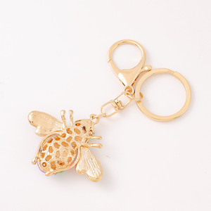 Lindo colgante de abeja esmaltada con alas e incrustaciones de diamantes de imitación, diseño de cuerpo con rayas negras, amarillas o arcoíris, y anillo de llavero resistente. - Product Image 5