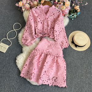 Conjunto de 2 piezas casual de moda para mujer: Camisa de manga larga de color liso con encaje, cuello alto y lazo en la cintura, y falda tipo A con diseño hueco. - Product Image 1