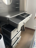 Coiffeuse moderne en panneaux de pin avec miroir éclairé réglable, sensation de luxe haut de gamme, pour chambre à coucher et usage hôtelier