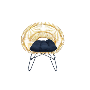 Les chaises Oslo allient le charme du design moderne du milieu du siècle avec des touches tropicales, présentant un aspect en rotin naturel et un structure en fer robuste, idéales pour un style élégant. - Product Image 1