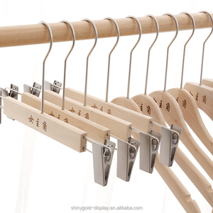 Cintres en bois massif non peints avec clip pour pantalon et logo personnalisé enfant/adulte, cintres à vêtements en bois à long crochet - Product Image 2