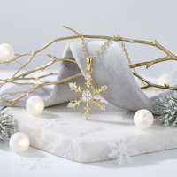 Pendentif Charme Festif ZG en Laiton avec Pierre Précieuse Facettée Flocon de Neige pour Noël et l'Hiver, Bijou de Fête