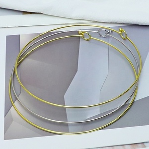 สร้อยคอโลหะคลาสสิกชุบทองคำ 18k พร้อมจี้พระแม่มารีแบบมินิมอล - Product Image 3