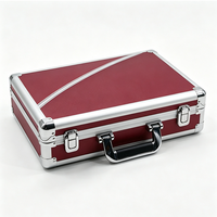 Étui en aluminium bordeaux personnalisé avec poche à couvercle en maille et mousse EVA découpée sur mesure, étui de transport en aluminium pour outils et équipements