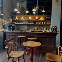Comptoir de bar à café vintage en bois sur mesure avec éclairage LED, design robuste et écologique pour la vente au détail commerciale - Dos massif
