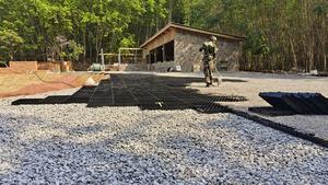 Système de renforcement du sol en grille de gravier HDPE sur mesure Sunsbuild, imperméable pour allée, patio, jardin, chemin et revêtement de sol extérieur - Product Image 3