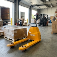 Transpalette Électrique TOSO pour Manutention de Matériaux en Entrepôt, 2 Tonnes, Entièrement Électrique, Alimenté par Batterie Lithium-Ion, Utilisation Intérieure/Extérieure 1