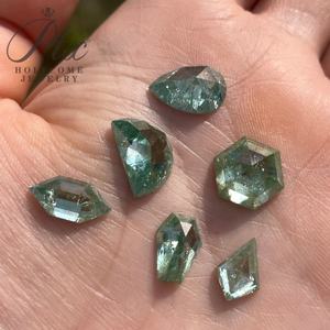 ユニークな幾何学模様の宝石、イエローのモアッサナイトダイヤモンド、インクルージョンとクラックのある六角形ハーフムーンルースストーン、ジュエリー製作用 - Product Image 3