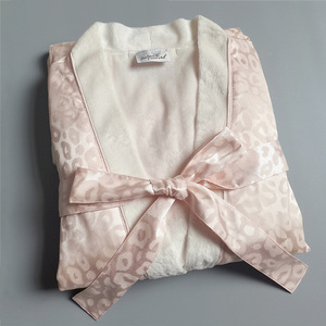 <span class=keywords><strong>Accappatoio</strong></span> Personalizzato a Doppio Strato in Raso Esterno e Pile Corallo Interno, <span class=keywords><strong>Jacquard</strong></span> 100% Poliestere, Comodo per Donne - Product Image 2