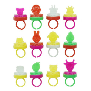 Barato 12 modelos <span class=keywords><strong>de</strong></span> anillos del zodiaco anillos <span class=keywords><strong>de</strong></span> dibujos animados pequeño juguete promocional <span class=keywords><strong>de</strong></span> plástico para jugar a las casitas juguetes <span class=keywords><strong>de</strong></span> simulación - Product Image 4