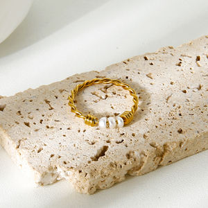 Anillo de Perlas Naturales de Agua Dulce, Anillo de Acero de Titanio Chapado en Oro con Diseño de Espiral para Mujer - Product Image 6