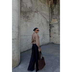 Chaqueta Acolchada de Satén para Mujer, Estilo Letterman, Color Beige, con Botones al Frente, Logotipo Personalizado Bordado, Técnicas de Poliéster, para Otoño y Primavera - Product Image 1