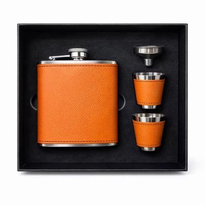 Envío Gratis en EE. UU. Set de Regalo de Botella de Acero Inoxidable con Revestimiento Exterior Gris de 6oz y Interior Negro, Personalizable con Láser, para Hombres, Papá - Product Image 5
