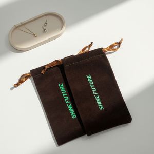 Pochette en velours personnalisée avec logo, finition mate et revêtement UV, pour bijoux, avec cordon de serrage en daim - Product Image 3