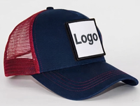 Rode en marineblauwe kleurblok-trucker pet met 5 panelen, aanpasbaar - ademende mesh snapback pet met klittenbandpatch & one size fits all