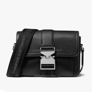 Bolso bandolera de hombre de piel de guijarro gris con logotipo personalizado, bandolera con cierre de hebilla de hombro a la moda para hombre - Product Image 3