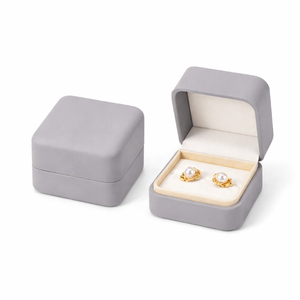 กล่องใส่ต่างหูแบบติดหู กล่องโชว์เครื่องประดับหนังเทียมแบบมีบานพับสั่งทำพิเศษ พร้อมแผ่นกำมะหยี่  ปั๊มโลโก้ตามสั่ง ราคาขายส่ง - Product Image 1