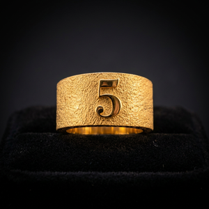 Bague large en or lourd 22 carats avec design texturé numéro 5, minimaliste, unisexe, pour usage quotidien, bijou très demandé - Product Image 2