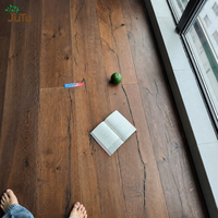 Parquet massif brun foncé à larges lames, grain linéaire, nœuds et fissures organiques, style vintage, pour projets intérieurs, vente en gros