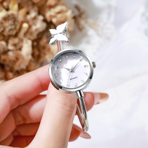 Reloj de cuarzo para mujer con brazalete de mariposa, esfera de cristal, tono plateado - Product Image 1
