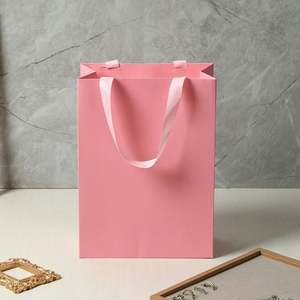 Sac en papier kraft noir personnalisé de qualité alimentaire avec impression en héliogravure, poignée longue, ruban, logo personnalisé pour emballage cadeau - Product Image 1