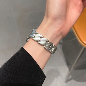 <span class=keywords><strong>Bracelet</strong></span> de montre à maillons cubains en métal gagnant-gagnant pour <span class=keywords><strong>Apple</strong></span> <span class=keywords><strong>Watch</strong></span> Series 10 9 8 7 <span class=keywords><strong>SE</strong></span> <span class=keywords><strong>Bracelet</strong></span> de chaîne de luxe pour hommes femmes - Product Image 6