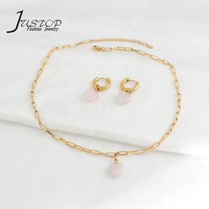Conjunto de Collar y Pendientes de Acero Inoxidable Chapado en Oro con Colgante de Corazón y Dijes de Diseño para Bodas y Aniversarios - Product Image 6
