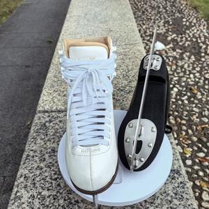Bottes de patinage artistique sur <span class=keywords><strong>glace</strong></span> pour femmes de niveau moyen, dessus en cuir, lame en acier inoxydable - Product Image 4