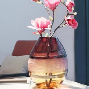 Vase de table en verre contemporain, design artistique dégradé rose à ambre, forme ronde, surface texturée, pièce décorative - Product Image 4