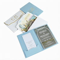 Ensemble d'invitations de mariage personnalisées avec dossier bleu clair à couverture rigide, monogramme doré et carte d'insertion aquarelle