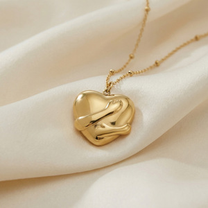 Collana con Ciondolo a Cuore Abbracciato in Acciaio Inossidabile per Donne, Gioiello di Alta Qualità, Regalo per l'Ufficio - Product Image 2