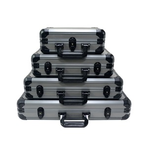 Étui à jetons de <span class=keywords><strong>poker</strong></span> robuste en ABS et aluminium - Valise professionnelle pour jetons de Texas Hold'em et de Blackjack avec intérieur personnalisable - Product Image 1