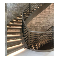 Escalier en colimaçon sur mesure avec colonne centrale, marches en chêne massif, balustres en fer forgé, escaliers avec revêtement en poudre noire
