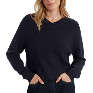 Pull pour femme Urban Luxe à col en V, coupe ajustée, lignes contemporaines, tons neutres unis, tissu en laine, viscose et cachemire, hiver - Product Image 5