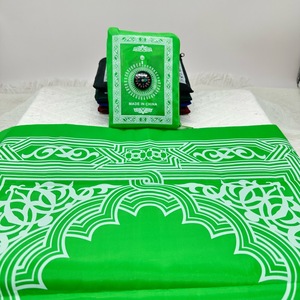 Tapis de prière imprimé tendance avec boussole pour les voyages et la prière en extérieur des musulmans - Product Image 1